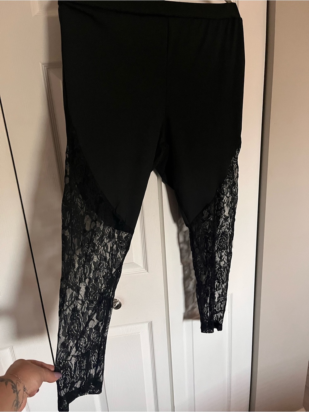 XXL spice up your outfit! Black Lace Panel Leggings